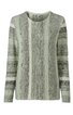 Pullover in grünlichem Hellgrau mit Streifenmuster in verschiedenen Grautönen, Rundhalsausschnitt, lange Ärmel, gerader Saum, feinstrukturiertes Strickdesign