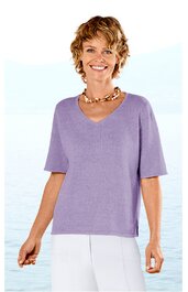 Hellviolettes Kurzarmshirt mit V-Ausschnitt, gerade geschnitten, getragen von stehender Frau, schlichtes Design ohne Muster