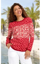 Langärmeliges Sweatshirt in Rot mit rosafarbenem Leopardenmuster, rundem Ausschnitt, gerade geschnitten, getragen von lächelnder Frau mit Hand in Hosentasche, kombiniert mit weißer Hose