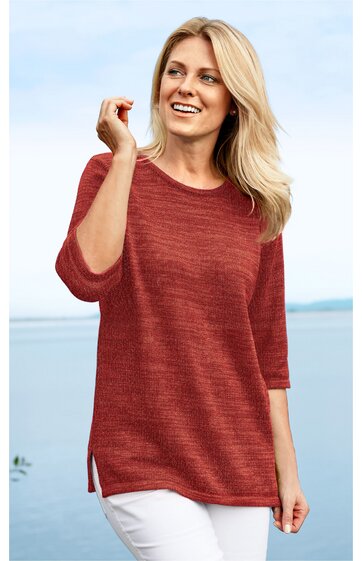 Rostroter Pullover mit leichter Melierung, Rundhalsausschnitt, 3/4-Ärmel, Seitenschlitze am Saum, locker sitzend, getragen von lächelnder Frau vor hellem Hintergrund