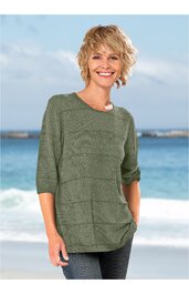 Olivgrüner Pullover mit horizontalem Streifenmuster, rundem Ausschnitt, lockere Passform, halblange Ärmel, getragen von stehender Frau vor Strandkulisse