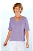 Hellviolettes Kurzarmshirt mit V-Ausschnitt, gerade geschnitten, getragen von stehender Frau, schlichtes Design ohne Muster