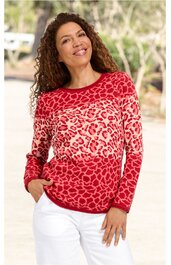 Rotes Langarmshirt mit rosa Leopardenmuster, Rundhalsausschnitt, gerader Schnitt, getragen von lächelnder Frau in entspannter Pose, casual Outfit