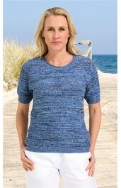 Kurzärmeliges Strickshirt in Blautönen mit Rundhalsausschnitt, gerade geschnitten, getragen von stehender Frau vor Strandkulisse
