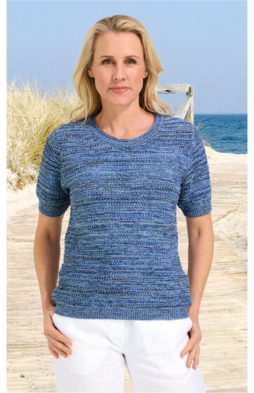 Kurzärmeliges Strickshirt in Blautönen mit Rundhalsausschnitt, gerade geschnitten, getragen von stehender Frau vor Strandkulisse