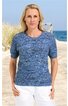 Kurzärmeliges Strickshirt in Blautönen mit Rundhalsausschnitt, gerade geschnitten, getragen von stehender Frau vor Strandkulisse