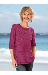 Pullover in dunkelrosa mit horizontalen Streifen, Rundhalsausschnitt, halblange Ärmel, locker sitzend, getragen von stehender Person am Strand