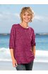Pullover in dunkelrosa mit horizontalen Streifen, Rundhalsausschnitt, halblange Ärmel, locker sitzend, getragen von stehender Person am Strand