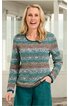 Langarmshirt mit Rundhalsausschnitt, gemustert in Türkis, Weiß, Braun und Dunkelgrün, feines horizontales Streifenmuster mit floralen Elementen, gerade geschnitten, getragen von lächelnder Frau, rechte Hand in Hosentasche