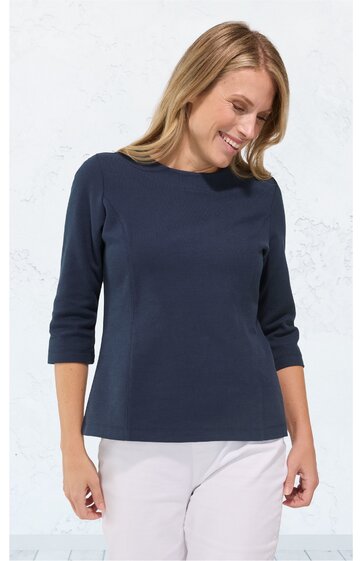Damenpullover in dunkelblau, ohne Muster, rundhalsausschnitt, lange Ärmel, gerade geschnitten, getragen von stehender Frau mit Blick nach unten