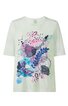 Weißes T-Shirt mit buntem abstraktem Muster aus Blättern und Farbflecken in Blau, Rosa, Violett und Schwarz, Rundhalsausschnitt, kurze Ärmel, gerade geschnitten