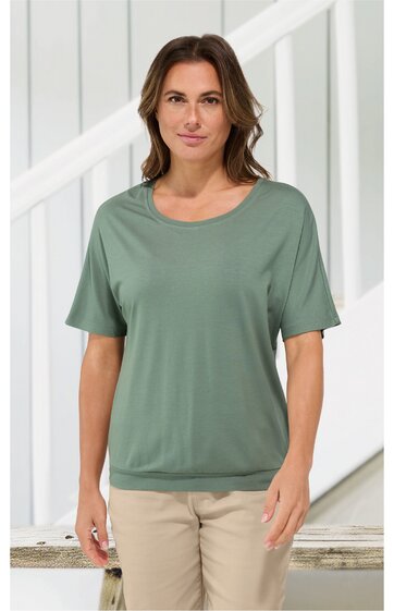 Kurzärmeliges T-Shirt, salbeigrün, ohne Muster, Rundhalsausschnitt, leger geschnitten, getragen von stehender Frau frontal, schlicht, normale Passform