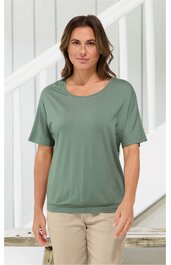 Kurzärmeliges T-Shirt, salbeigrün, ohne Muster, Rundhalsausschnitt, leger geschnitten, getragen von stehender Frau frontal, schlicht, normale Passform