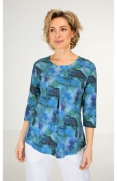 Damenbluse in Blautönen mit abstraktem Muster, Rundhalsausschnitt, halblange Ärmel, gerade geschnitten, getragen von stehender Frau