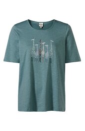 T-Shirt in gedämpftem Grünblau mit kurzen Ärmeln, rundem Ausschnitt, frontales Motiv mit stilisierten Giraffen in Weiß, Schwarz und Hellblau, gerade geschnitten