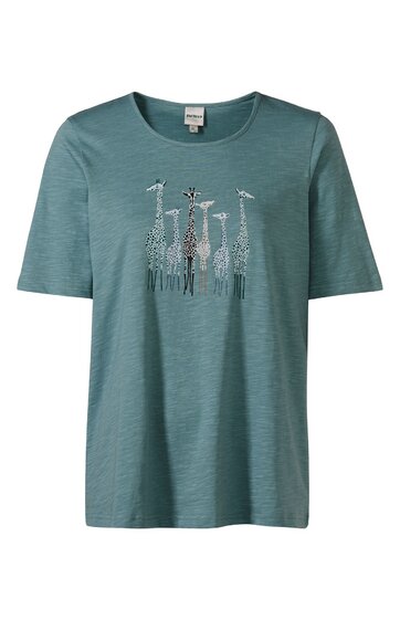 T-Shirt in gedämpftem Grünblau mit kurzen Ärmeln, rundem Ausschnitt, frontales Motiv mit stilisierten Giraffen in Weiß, Schwarz und Hellblau, gerade geschnitten