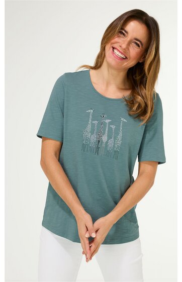 Kurzärmeliges T-Shirt in gedämpftem Petrol, Vorderseite mit grafischem Design aus fünf stilisierten Giraffen, rundhals, gerade geschnitten, getragen von lächelnder Frau in leichter Vorbeuge