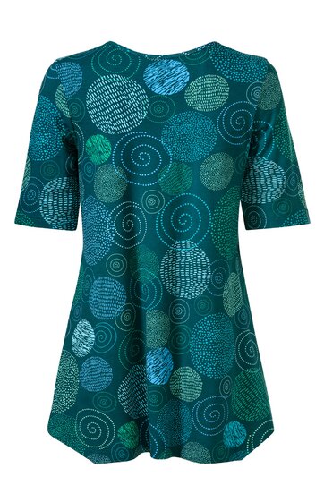 Tunika in dunklem Petrol mit großflächigem Mustermix aus Kreisen und Spiralen in verschiedenen Blautönen, Rundhalsausschnitt, halblange Ärmel, leicht ausgestellte Form