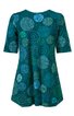 Tunika in dunklem Petrol mit großflächigem Mustermix aus Kreisen und Spiralen in verschiedenen Blautönen, Rundhalsausschnitt, halblange Ärmel, leicht ausgestellte Form