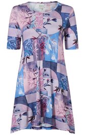 Kleid in Pastelllila und Hellblau mit floralem und geometrischem Muster, Rundhalsausschnitt, halblange Ärmel, ausgestellte Form, knielang