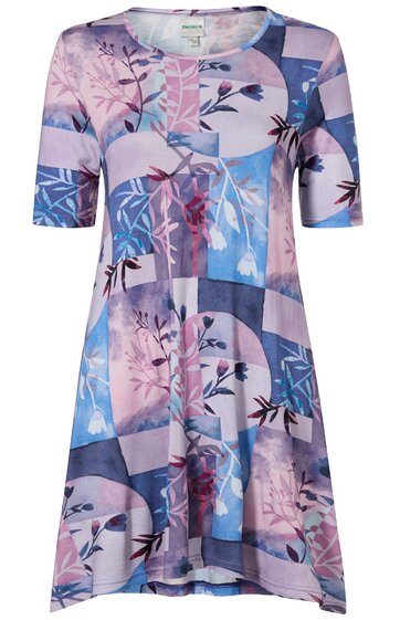 Kleid in Pastelllila und Hellblau mit floralem und geometrischem Muster, Rundhalsausschnitt, halblange Ärmel, ausgestellte Form, knielang