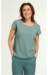 Kurzärmeliges Damenoberteil in salbeigrün mit feinem horizontalem Streifenmuster, rundem Ausschnitt, locker sitzend, getragen von lächelnder Frau in stehender Haltung