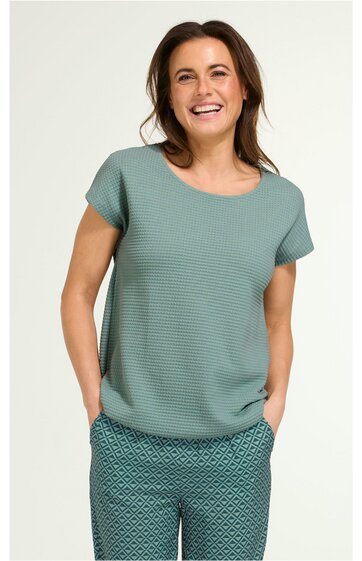 Kurzärmeliges Damenoberteil in salbeigrün mit feinem horizontalem Streifenmuster, rundem Ausschnitt, locker sitzend, getragen von lächelnder Frau in stehender Haltung