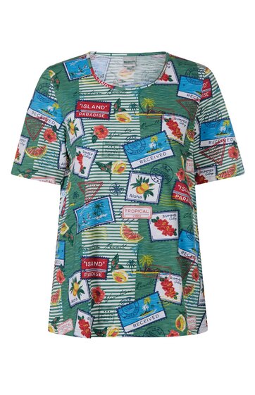 Grünes T-Shirt mit weißen Längsstreifen, bunte Aufdrucke von Etiketten und Früchten in Blau, Rot, Gelb, Rundhalsausschnitt, kurze Ärmel, gerade geschnitten