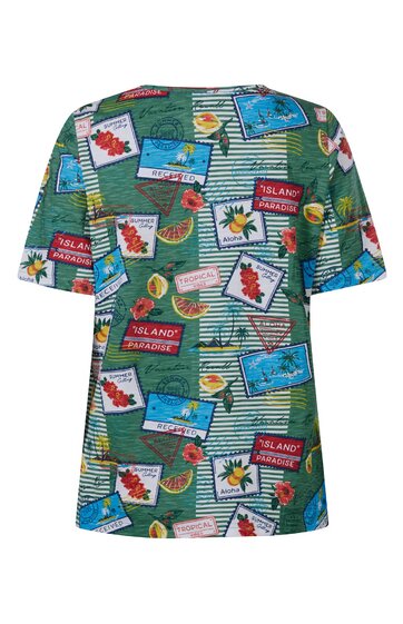 Grünes T-Shirt mit blau-weißem Streifenmuster, bedruckt mit bunten Postkartenmotiven in Rot, Blau, Gelb und Weiß, kurzärmelig, Rundhalsausschnitt