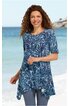 Langes Rundhalsshirt, dunkelblau mit weißem Blattmuster, asymmetrischer Saum, halblange Ärmel, getragen von lächelnder Frau am Strand, locker sitzend