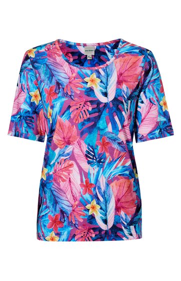Shirt in leuchtendem Blau mit pinken, roten und weißen tropischen Blumen und Blättern, Rundhalsausschnitt, kurze Ärmel, gerade Form