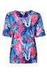 Shirt in leuchtendem Blau mit pinken, roten und weißen tropischen Blumen und Blättern, Rundhalsausschnitt, kurze Ärmel, gerade Form