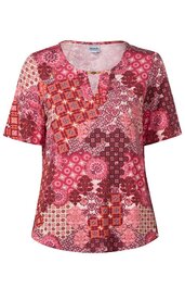 Kurzärmliges Damenoberteil in Pink und Rot, Muster aus verschiedenen geometrischen Formen und Kreisen, Rundhalsausschnitt mit kleinem V-Schlitz, lockere Passform