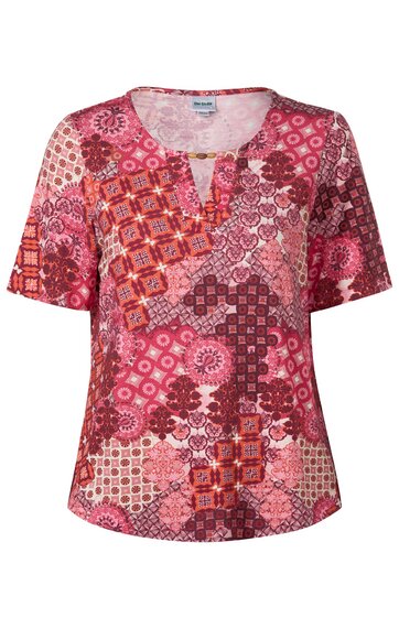 Kurzärmliges Damenoberteil in Pink und Rot, Muster aus verschiedenen geometrischen Formen und Kreisen, Rundhalsausschnitt mit kleinem V-Schlitz, lockere Passform