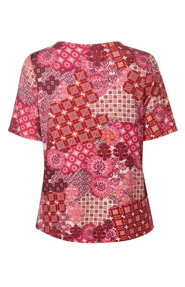 Kurzärmeliges Shirt in Rot- und Pinktönen mit geometrischem Patchwork-Muster, Rundhalsausschnitt, gerade geschnitten
