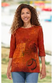 Rostrote Damenbluse mit dreiviertellangen Ärmeln, abstraktes Muster in Gelb und Schwarz, rundhalsausschnitt, gerade geschnitten, getragen von lächelnder stehender Frau
