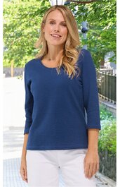 Damenpullover in Blau, einfarbig, Rundhalsausschnitt, 3/4-Ärmel, gerade geschnitten, getragen von stehender Frau im Freien