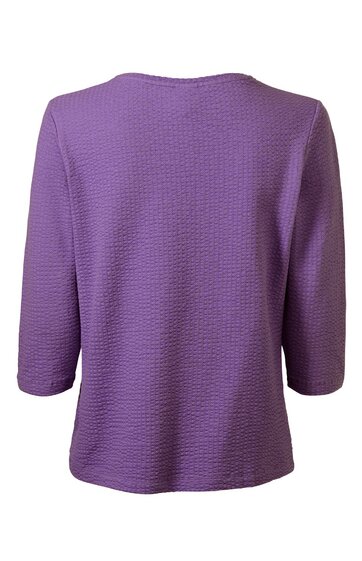 Lila Damenpullover mit strukturierter Oberfläche, Rundhalsausschnitt, 3/4-langen Ärmeln, gerader Saum, unifarben, von hinten gezeigt