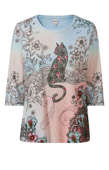 Lockeres Damenoberteil mit dreiviertel Ärmeln, Farbverlauf hellblau zu rosa, große schwarze Katzenillustration mit floralem Muster auf der Vorderseite, zusätzlicher Blumen- und Blätterdruck, Rundhalsausschnitt