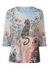 Lockeres Damenoberteil mit dreiviertel Ärmeln, Farbverlauf hellblau zu rosa, große schwarze Katzenillustration mit floralem Muster auf der Vorderseite, zusätzlicher Blumen- und Blätterdruck, Rundhalsausschnitt