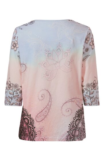 Langärmeliges Damenoberteil in Hellblau und Hellrosa mit Paisley- und Mandalamustern in Dunkelbraun, Rundhalsausschnitt, gerade geschnitten, locker sitzend