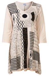 Beiges Kleid mit dreiviertel Ärmeln, asymmetrisches schwarz-weißes Muster mit Streifen, Punkten und geschwungenen Linien, runder Halsausschnitt, locker fallende Form