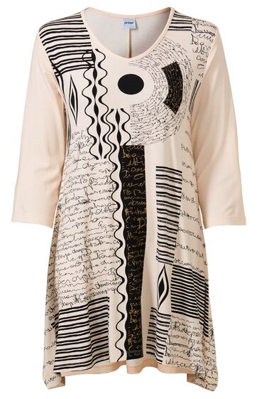 Beiges Kleid mit dreiviertel Ärmeln, asymmetrisches schwarz-weißes Muster mit Streifen, Punkten und geschwungenen Linien, runder Halsausschnitt, locker fallende Form