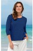 Marineblaues Langarmshirt mit Rundhalsausschnitt, taillierter Schnitt, getragen von stehender Frau vor Strandkulisse, schlichte Optik ohne sichtbare Muster oder Applikationen