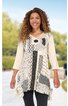 Beige Tunika mit schwarzen und weißen abstrakten Mustern, U-Boot-Ausschnitt, dreiviertellange Ärmel, asymmetrischer Saum, getragen von lachender stehender Frau