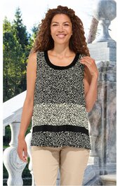 Ärmelloses Freizeitoberteil in Schwarz und Weiß mit floralem Muster, Rundhalsausschnitt, breite schwarze Balken ober- und unterhalb der Mitte, getragen von lächelnder stehender Frau