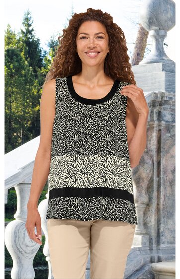 Ärmelloses Freizeitoberteil in Schwarz und Weiß mit floralem Muster, Rundhalsausschnitt, breite schwarze Balken ober- und unterhalb der Mitte, getragen von lächelnder stehender Frau