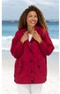Dunkelrote Outdoorjacke mit schwarzer Knopfverschlussleiste, Klappkragen, zwei aufgesetzten Taschen mit Klappen, seitliche Knöpfe am Saum, getragen von lächelnder Frau am Strand, lange Ärmel, lockere Passform