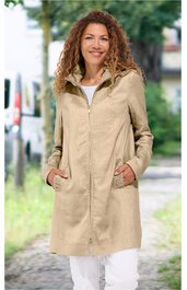 Beiger langer Mantel, gerade geschnitten, mit Stehkragen, durchgehendem Reißverschluss, seitlichen Taschen, getragen von stehender Frau mit lockigen roten Haaren