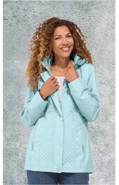 Hellblauer langer Damenparka mit Steppmuster auf Vorderseite, stehender Kragen mit Kapuze, verdeckter Reißverschluss und Druckknöpfe, zwei Reißverschlusstaschen, getragen von lächelnder stehender Frau